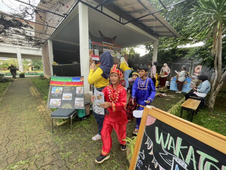 Read more about the article Pasar Gembira Sekolah Tanah Tingal: Belajar Wirausaha, Budaya dan Keterampilan Hidup dalam Satu Program